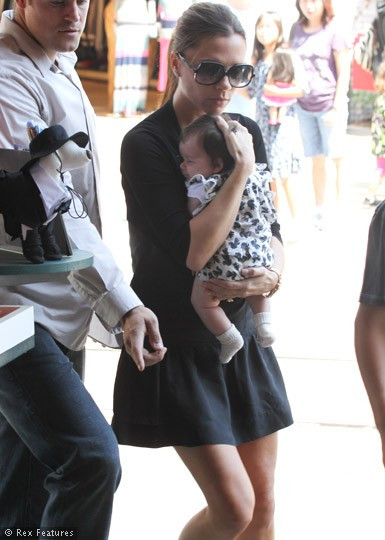 Xuất hiện tại sân bay Los Angle (Mỹ), hai mẹ con nhanh chóng trở thành tâm điểm của sự chú ý. Tại buổi lễ trao giải thưởng British Fashion. Hai mẹ con tại thành phố Los Angles. Vic và Harper với tone hồng xuất hiện trên đường phố New York (Mỹ) trong tuần lễ thời trang New York. Công chúa Harper trông thật đáng yêu với chiếc váy và chiếc nơ xinh màu hồng. Hai mẹ con đi mua sắm tại của hàng Big Apple. Vừa mới bước chân ra khỏi cửa hàng Channel, hai mẹ con đã bị những paparazzi chộp được.