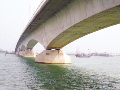 Cầu Gianh và sơ đồ vị trí tàu chìm. Ảnh: H.N