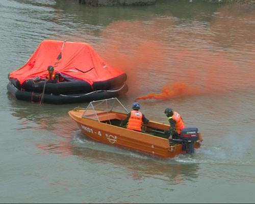 Phối hợp thả phao cứu sinh, đưa lực lượng rời tàu