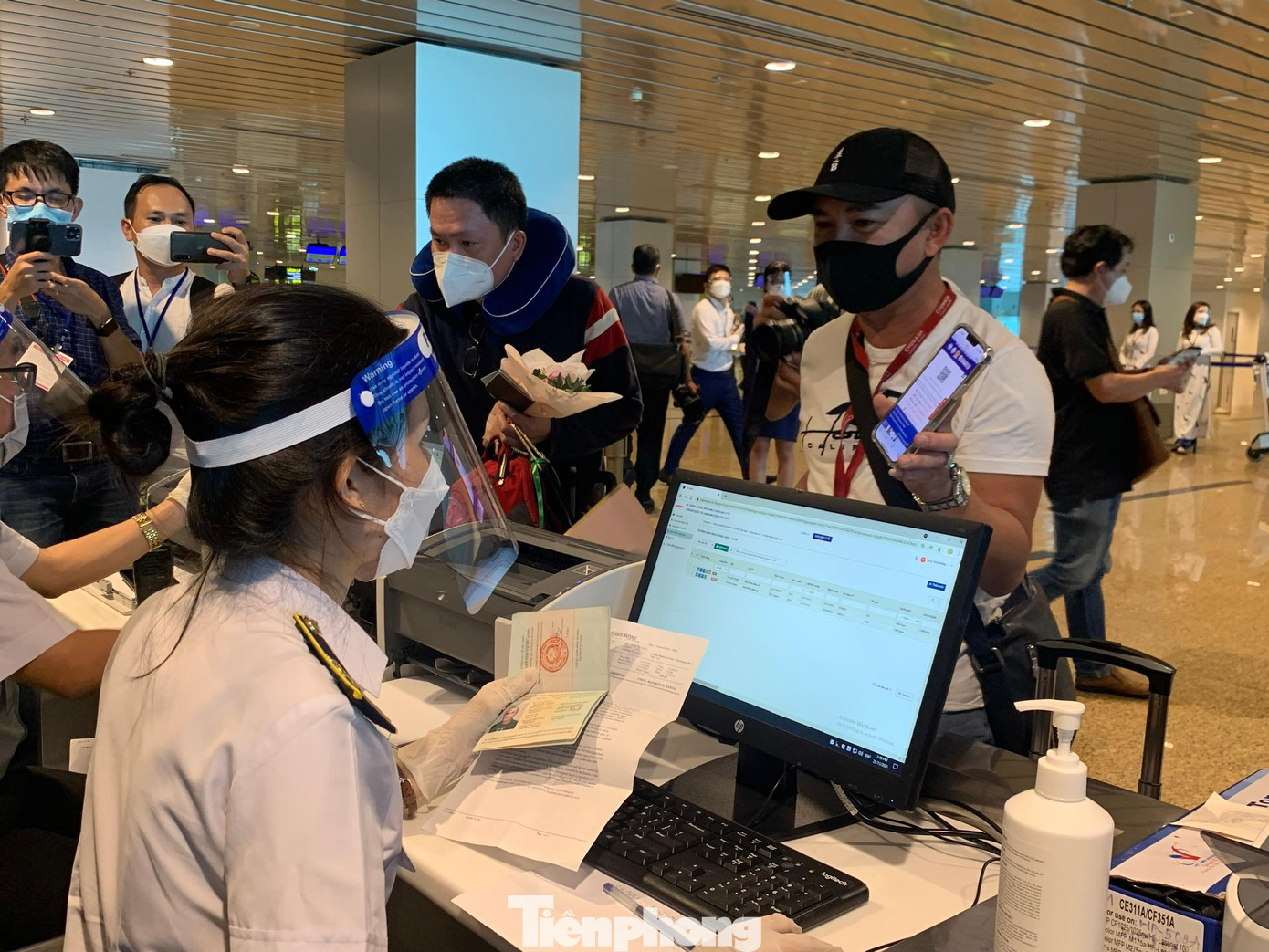 Du khách quốc tế làm thủ tục nhập cảnh tại Sân bay Cam Ranh