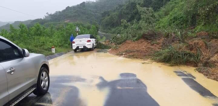 Sạt lở trên đèo Trà Khê ở huyện Phú Hoà, tỉnh Phú Yên. Ảnh L.H