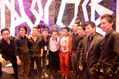 Bằng Kiều chụp ảnh lưu niệm cùng ban nhạc sau đêm diễn