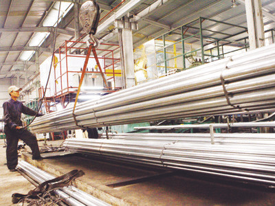 Sản xuất thép tại một doanh nghiệp cổ phần tại Hà Nội. Ảnh: CTV. Sản xuất thép tại một doanh nghiệp cổ phần tại Hà Nội Ảnh: CTV