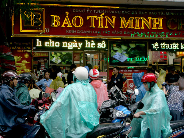 Tiệm vàng kinh doanh đóng cửa muộn dễ tạo điều kiện cho kẻ cướp hoành hành