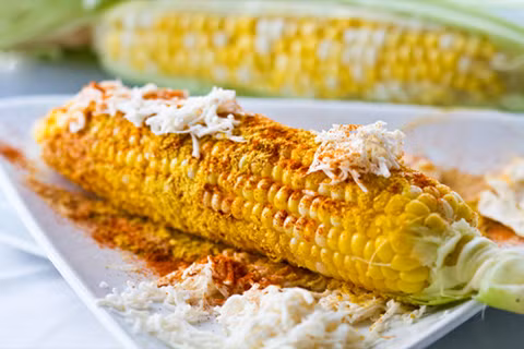Elote là tên gọi cho món ngô nưỡng kiểu Mexico. Bắp ngô khi nướng gần chín được quết thêm phomai hoặc sốt mayonaise, sau rắc thêm ớt bột, dừa nạo và nước cốt chanh. Elote là tên gọi cho món ngô nưỡng kiểu Mexico. Bắp ngô khi nướng gần chín được quết thêm phomai hoặc sốt mayonaise, sau rắc thêm ớt bột, dừa nạo và nước cốt chanh
