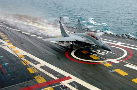 Tiêm kích hạm MiG-29K hạ cánh trên tàu sân bay Vikramaditya