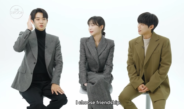Choi Woo Shik quyết định chọn tình bạn nếu như rơi vào tình huống như Ji Woong. Choi Woo Shik quyết định chọn tình bạn nếu như rơi vào tình huống như Ji Woong.