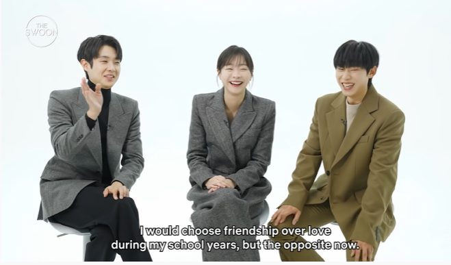 Choi Woo Shik bị thuyết phục bởi câu trả lời của Kim Seung Cheol và thay đổi câu trả lời của mình ngay sau đó khiến mọi người đều bật cười. Choi Woo Shik bị thuyết phục bởi câu trả lời của Kim Seung Cheol và thay đổi câu trả lời của mình ngay sau đó khiến mọi người đều bật cười.