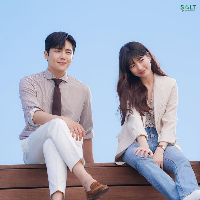 Mặc dù chỉ đóng vai nam phụ trong Start-Up nhưng Kim Seon Ho có phần lấn át cả nam chính Nam Joo Hyuk. Thậm chí, anh còn được netizen "đẩy thuyền" cực mạnh với nữ chính Suzy.