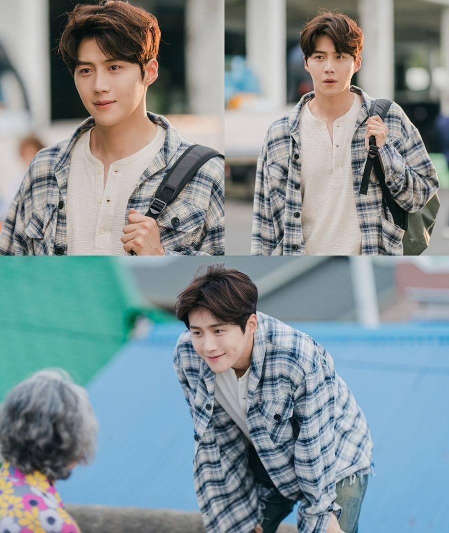 Tạo hình của Kim Seon Ho trong Hometown Cha Cha Cha - một anh chàng vùng quê miền biển điển trai, dễ mến, luôn quan tâm, giúp đỡ mọi người.