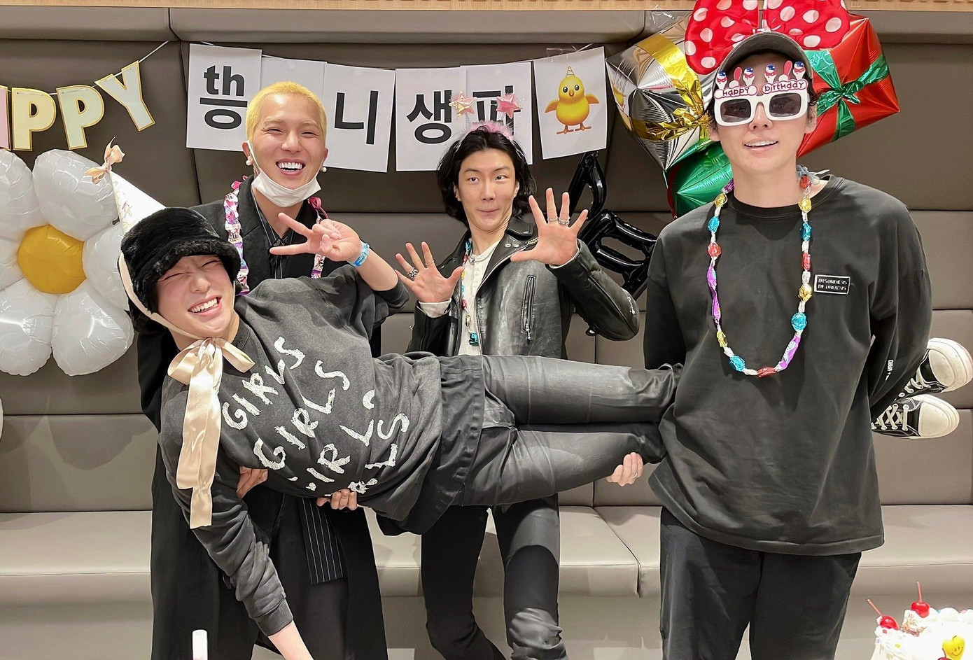 3 thành viên còn lại của WINNER đều có kết quả âm tính. Chỉ vừa mới ngày 21/1, cả 4 thành viên đã gặp nhau và tổ chức sinh nhật cho em út Seung Yoon. 3 thành viên còn lại của WINNER đều có kết quả âm tính. Chỉ vừa mới ngày 21/1, cả 4 thành viên đã gặp nhau và tổ chức sinh nhật cho em út Seung Yoon.