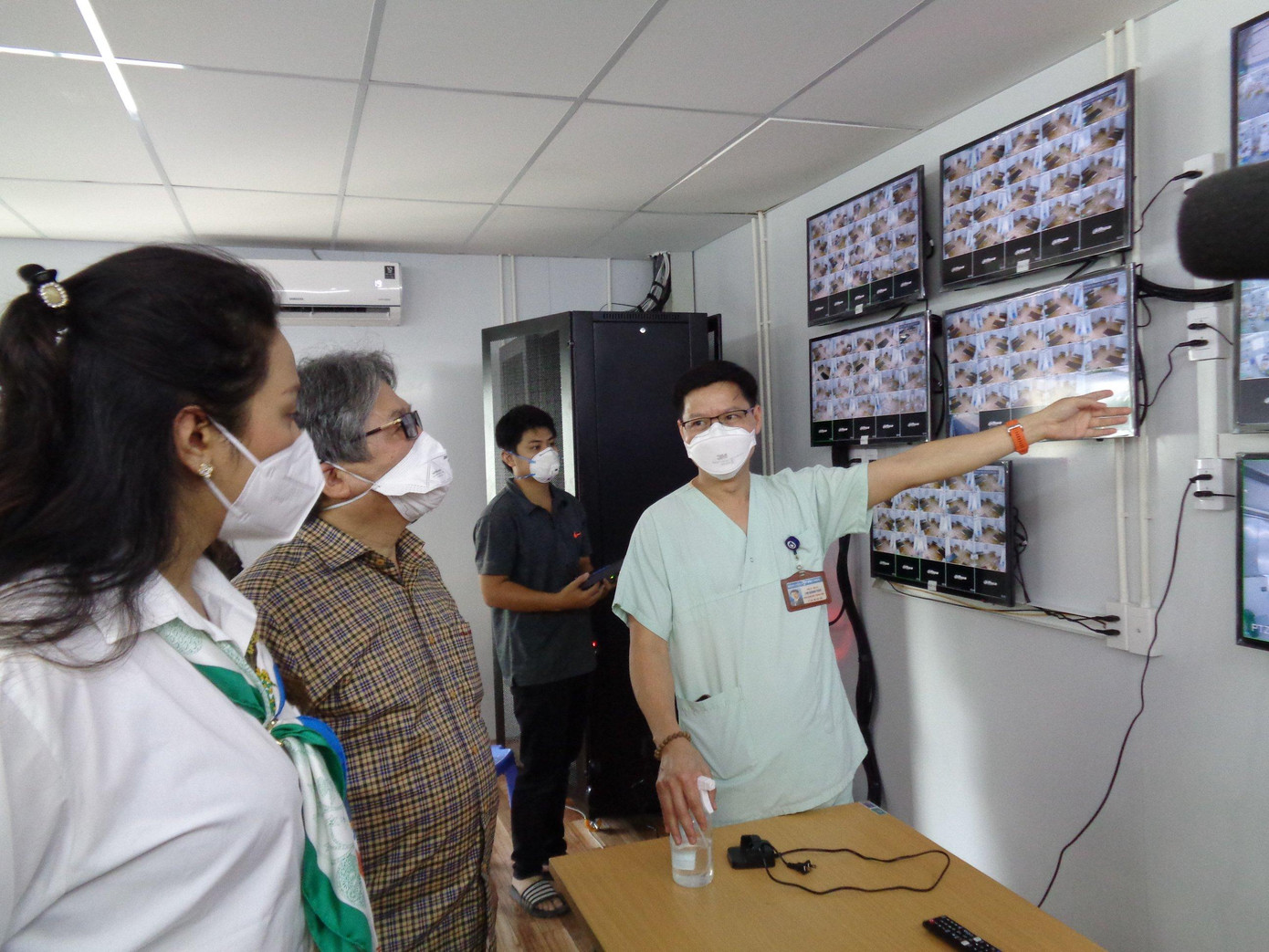 Hệ thống giám sát, hỗ trợ người bệnh được thực hiện qua camera chuyển đến trung tâm. Hệ thống giám sát, hỗ trợ người bệnh được thực hiện qua camera chuyển đến trung tâm.