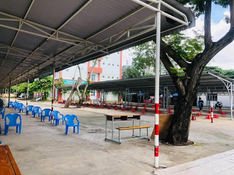 Khu vực được xếp sẵn ghế, giãn cách để chờ người dân đến tiêm chủng trong giờ hành chính ngày 23/8.