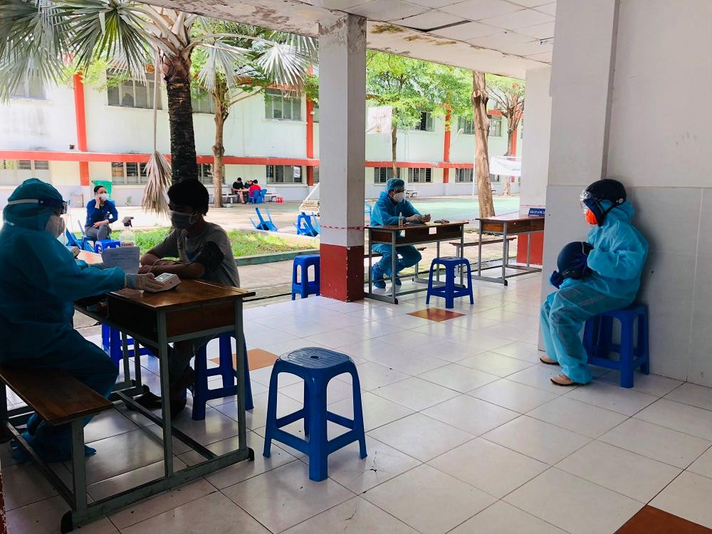 Từ sáng tới 10h30 các y bác sĩ chỉ tiêm được cho 13 người.