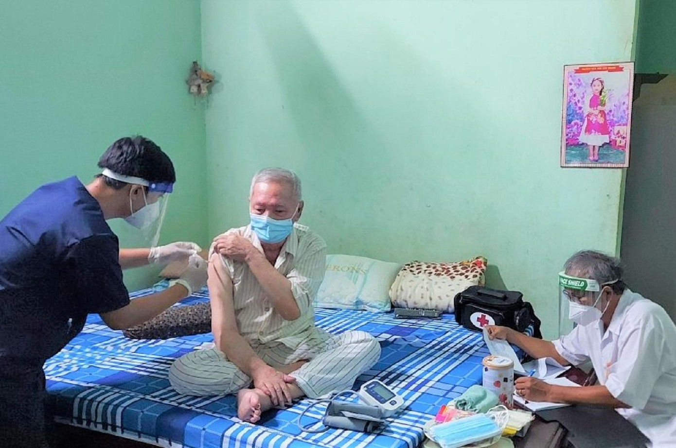 Các đội tiêm lưu động đang "đi từng ngõ, gõ cửa từng nhà" chích ngừa cho người dân Các đội tiêm lưu động đang "đi từng ngõ, gõ cửa từng nhà" chích ngừa cho người dân