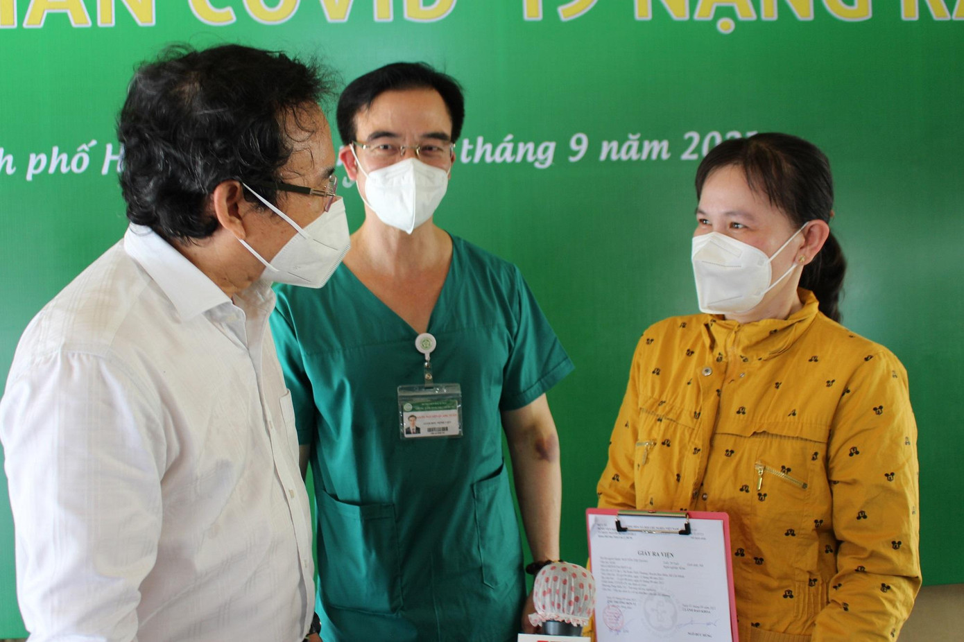 Ông Nguyễn Văn Nên và GS Nguyễn Quang Tuấn- Giám đốc BV Bạch Mai trao giấy xuất viện cho bệnh nhân