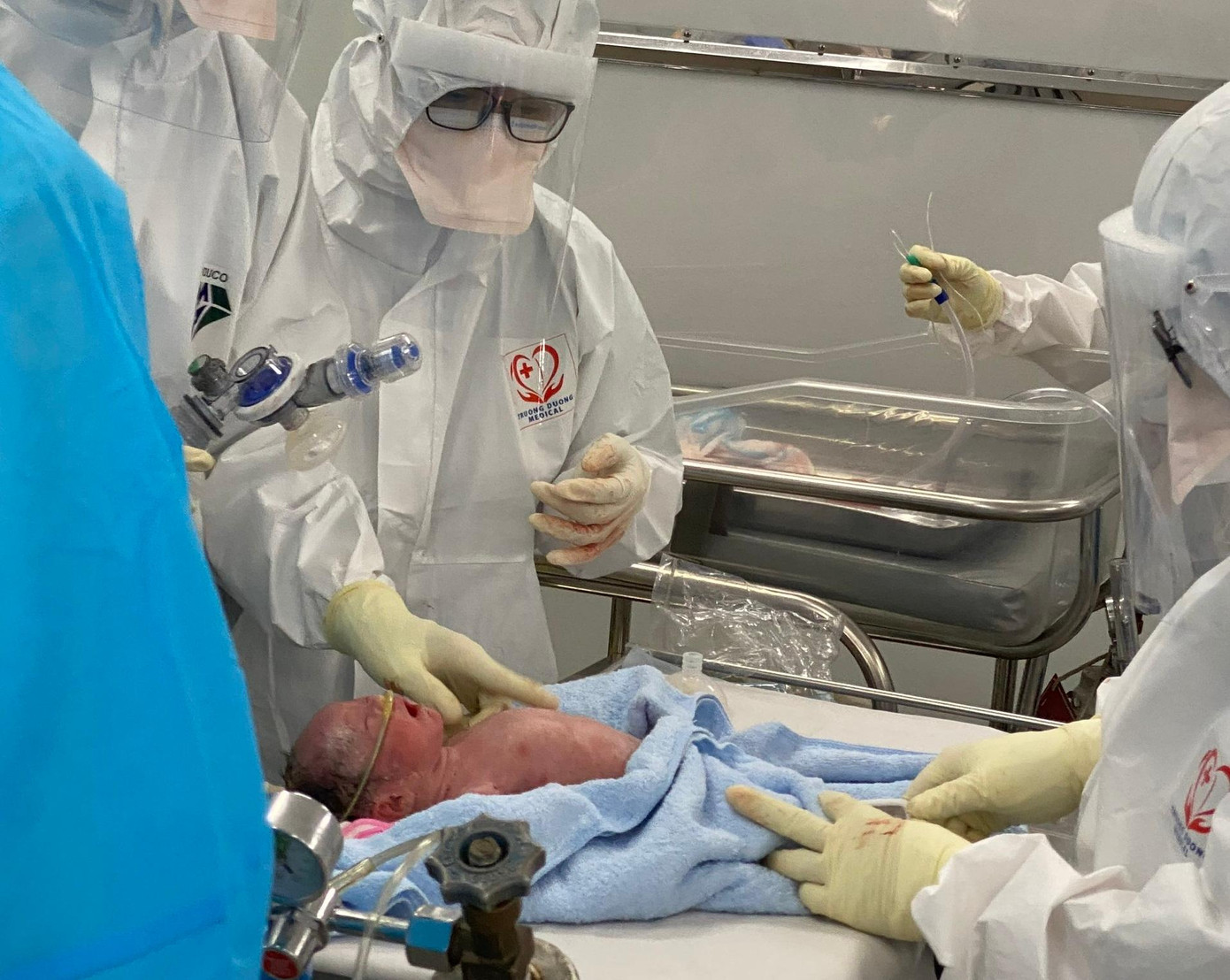 Cháu bé nhanh chóng được hồi sức kịp thời, cất tiếng khóc chào đời Cháu bé nhanh chóng được hồi sức kịp thời, cất tiếng khóc chào đời