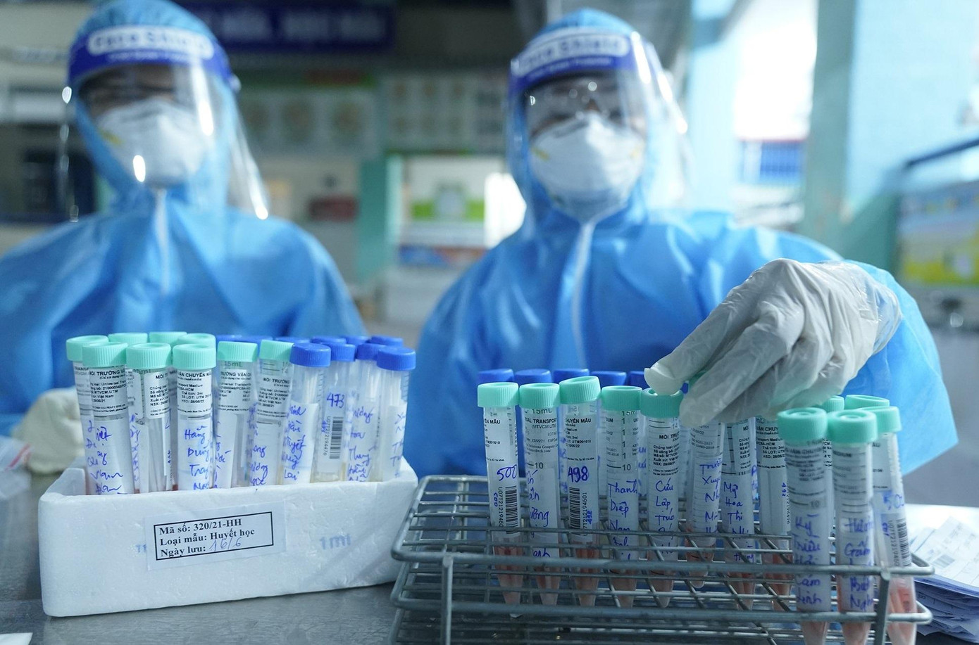 Dịch bệnh còn diễn biến phức tạp, người dân tuyệt đối không chủ quan dù đã được chích ngừa. Dịch bệnh còn diễn biến phức tạp, người dân tuyệt đối không chủ quan dù đã được chích ngừa.