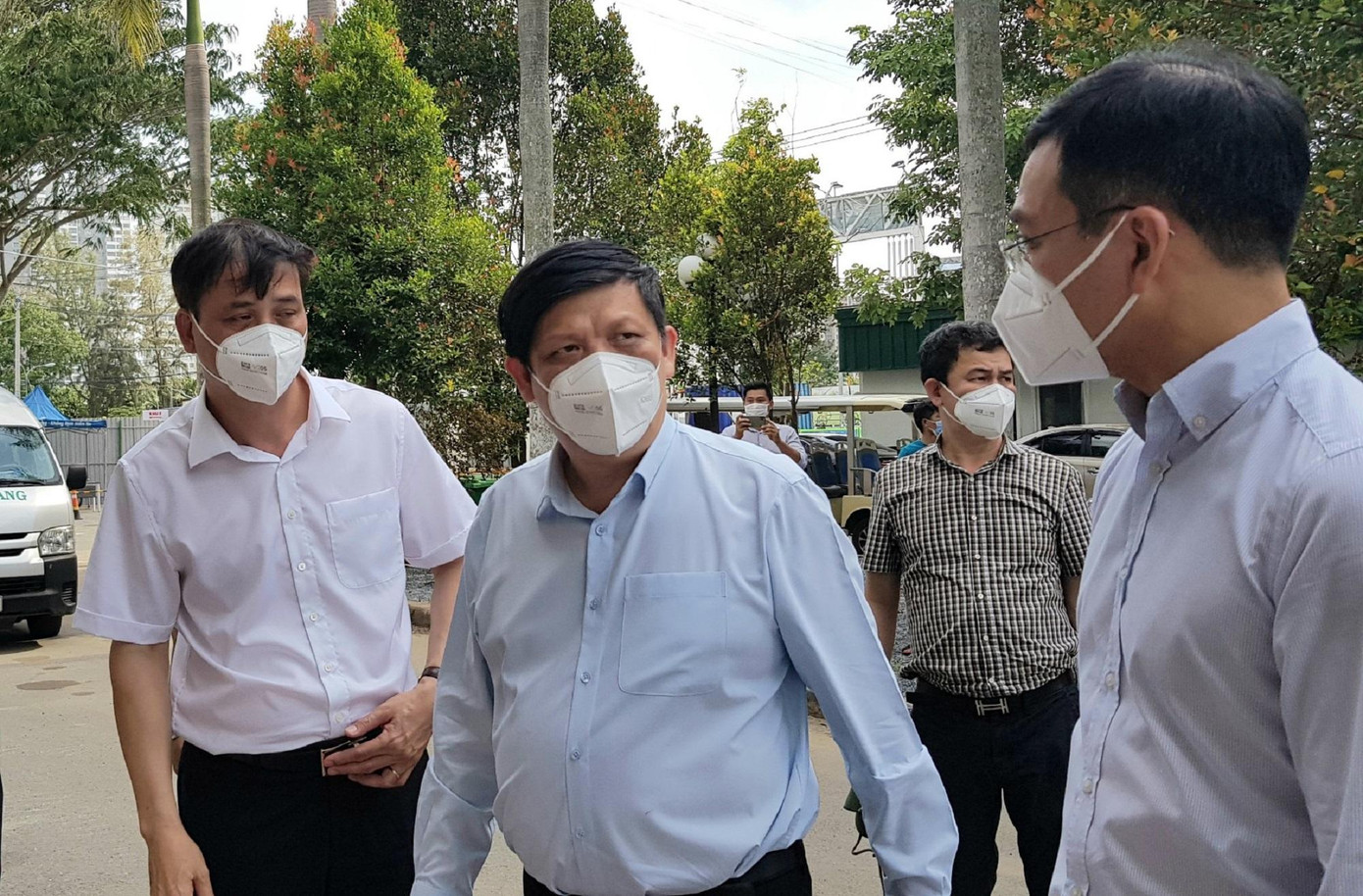 Bộ trưởng Y tế Nguyễn Thanh Long (thứ 2 từ trái sang) kiểm tra tiến độ thiết lập Trung tâm Hồi sức COVID-19 chiều 1/8.