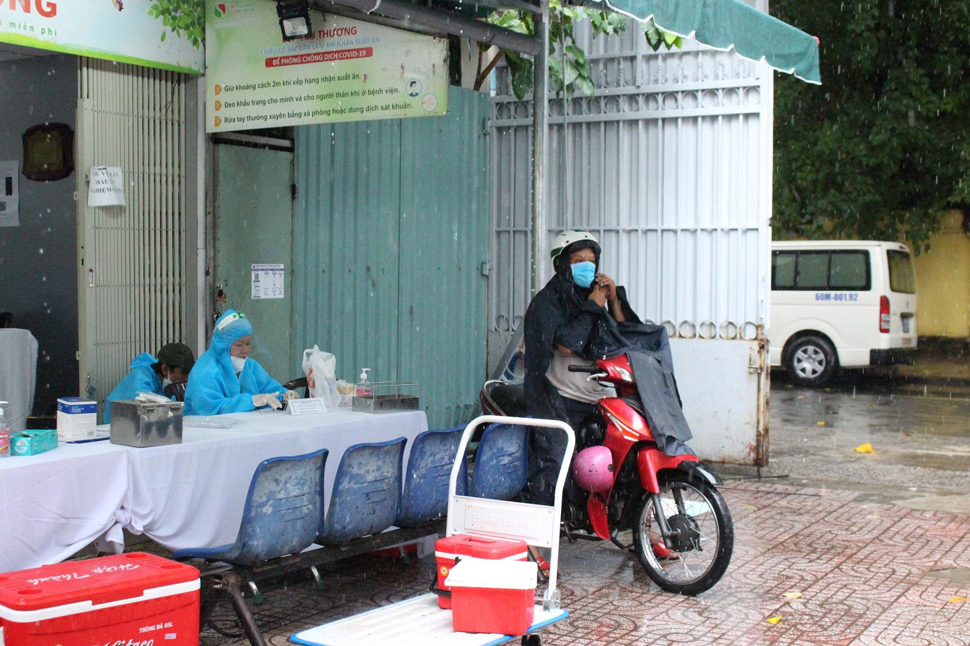 Cơn mưa sáng 23/7 gây nhiều khó khăn cho việc di chuyển nhưng nhiều người không quản ngại, mặc áo mưa đến bệnh viện đăng ký hiến máu.