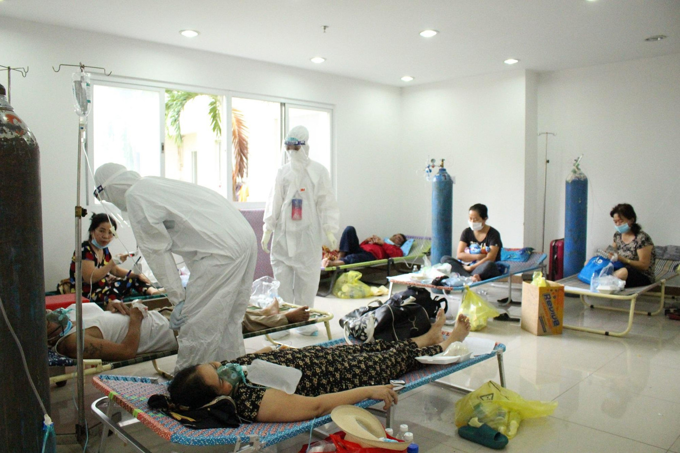 Nhiều bệnh nhân diễn tiến nặng đang được theo dõi liên tục các chỉ số sinh hiệu và cho thở oxy- ảnh Vân Sơn