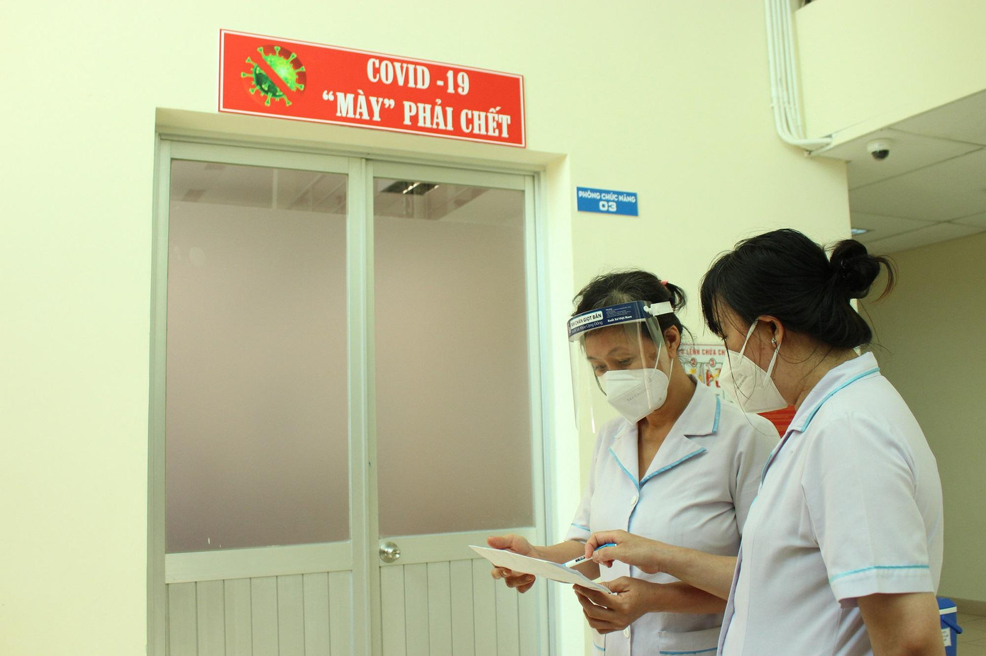 &quot;COVID-19 mày phải chết&quot; thể hiện quyết tâm của các y bác sĩ tại Bệnh viện Dã chiến số 16- ảnh Vân Sơn