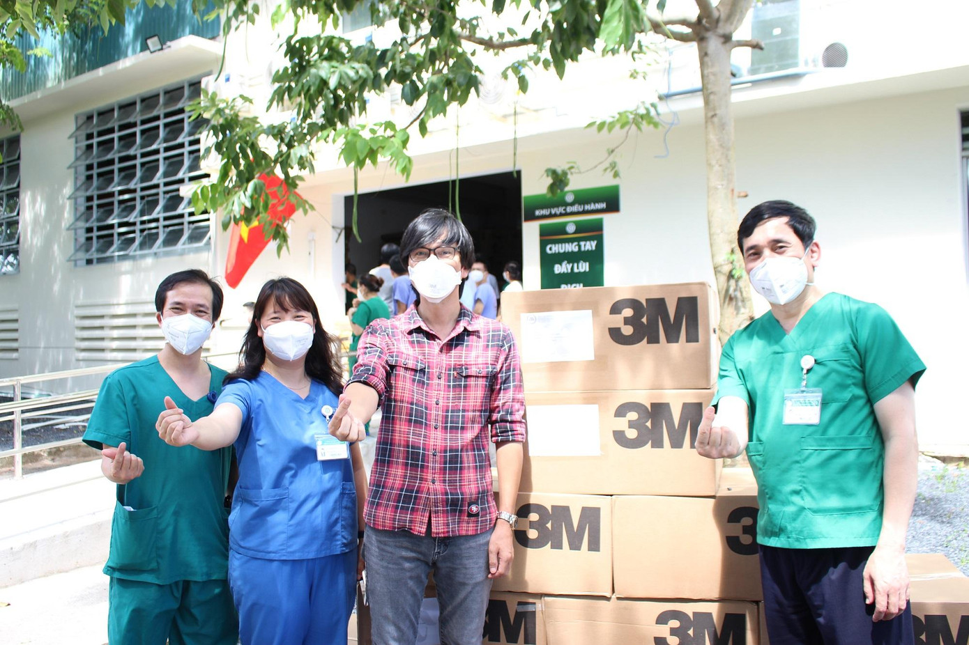 TS.BS Đỗ Ngọc Sơn (bên phải) gửi lời cảm ơn sâu sắc của tập thể y bác sĩ đến Báo Tiền Phong cùng bạn đọc.