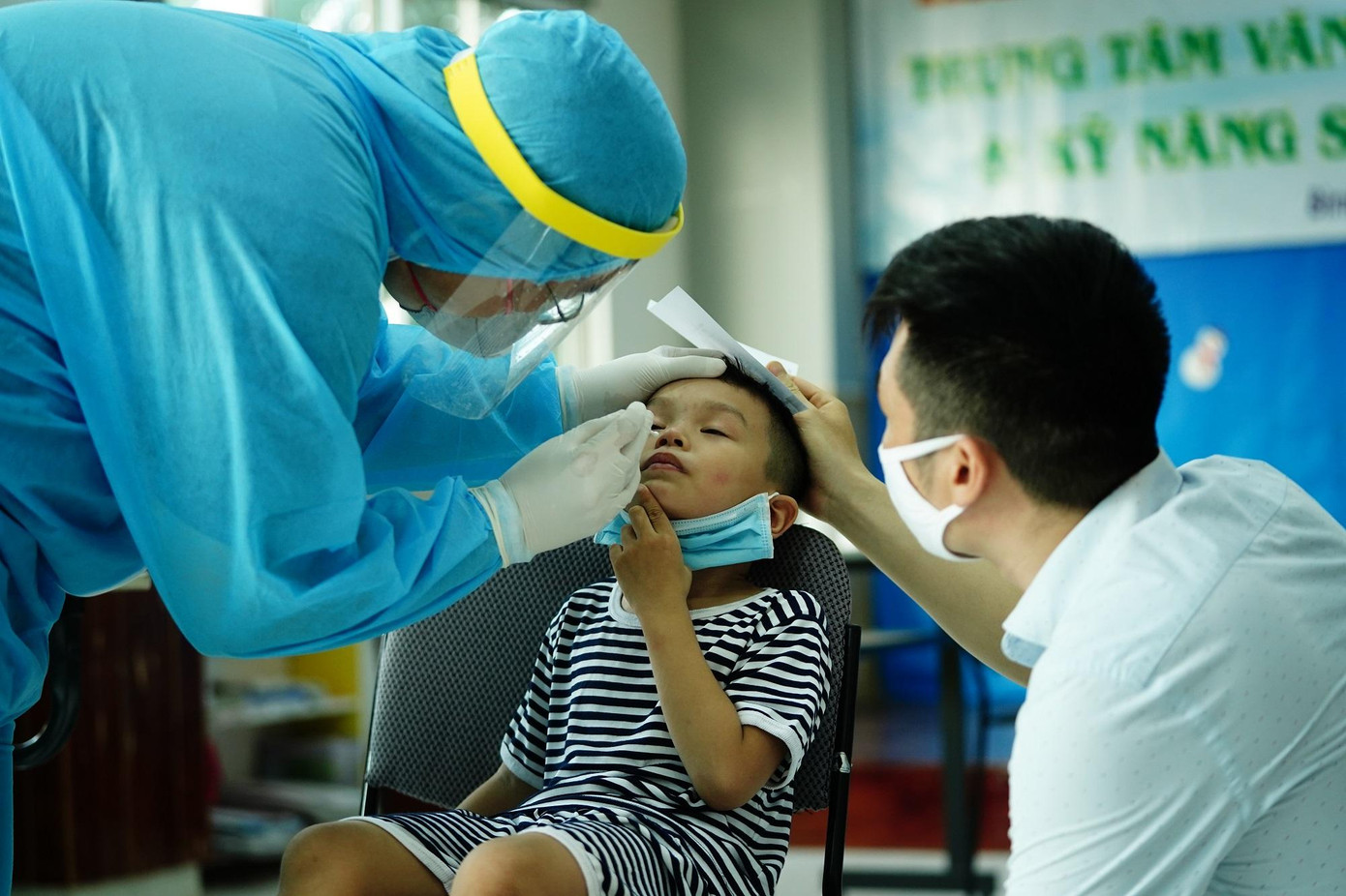 Hoạt động lấy mẫu xét nghiệm trong cộng đồng đang được đẩy mạnh với mục tiêu bóc tách F0.