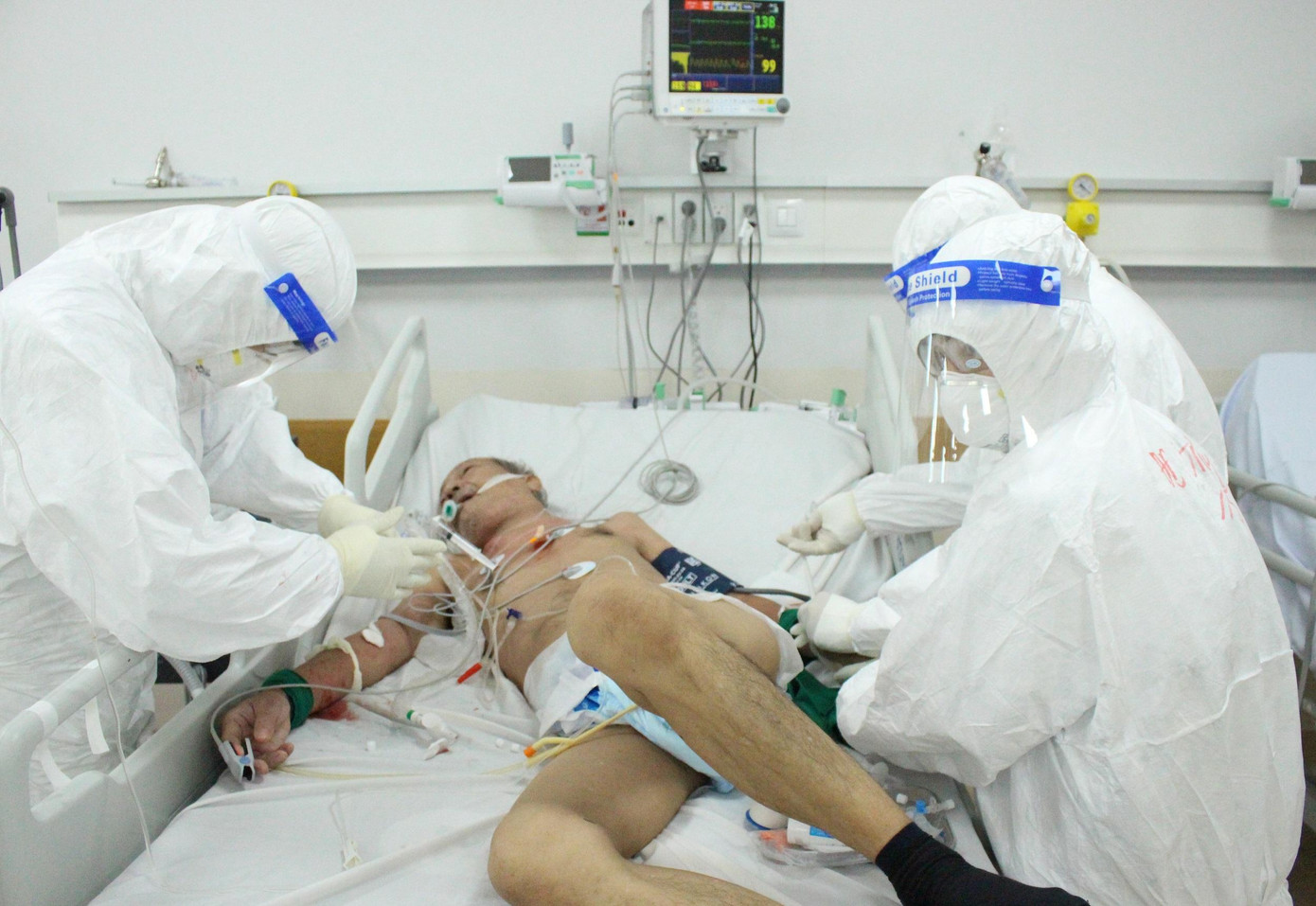 Số ca mắc COVID-19 ở mức độ nặng, nguy kịch đang ngày càng tăng cao gây áp lực lớn lên điều trị.