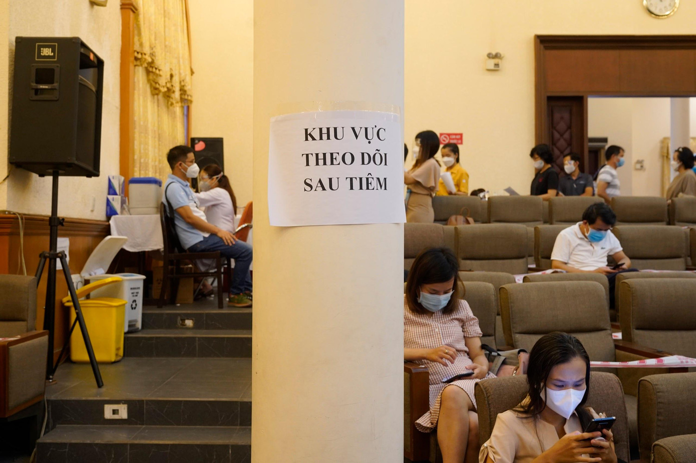 Thời gian theo dõi sau tiêm với người khỏe mạnh rút ngắn còn 15 phút.