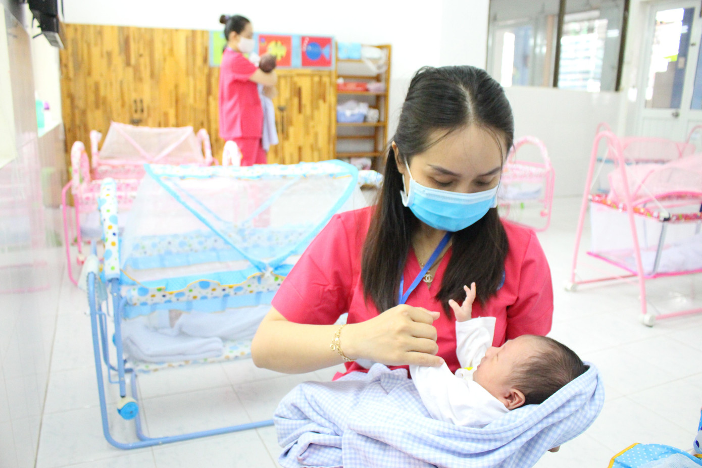 Sự thương yêu chăm sóc của những nhân viên tình nguyện giữa mùa dịch. Mong dịch chóng qua để những thiên thần bé bỏng sớm về bên vòng tay yêu thương của người thân.