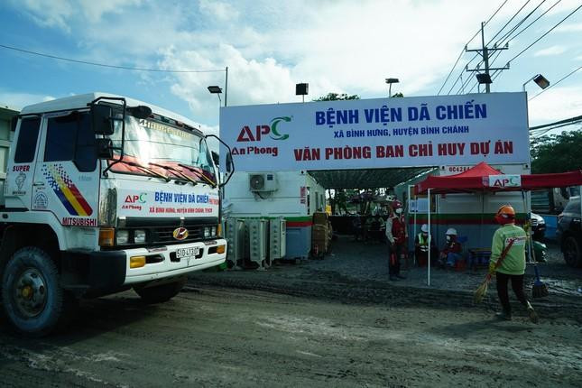 Ngày 31/7, tại Bệnh viện Dã chiến số 13, các công nhân vẫn đang làm việc xuyên ngày đêm để hoàn thành nhiều dãy nhà là nơi tiếp nhận người bệnh. Tổng thiết kế của bệnh viện sẽ có quy mô khoảng 3.500 giường. Dự kiến đến ngày 15/8 sẽ có 1.000 giường được bàn giao để đưa vào sử dụng.