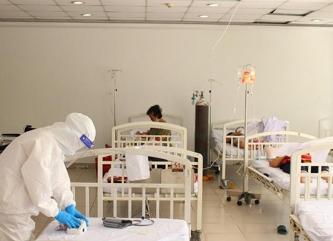 Nhân viên y tế tại các bệnh viện ở tầng 1 đang gần như trong tình cảnh "tay không chống dịch". Nhân viên y tế tại các bệnh viện ở tầng 1 đang gần như trong tình cảnh "tay không chống dịch".