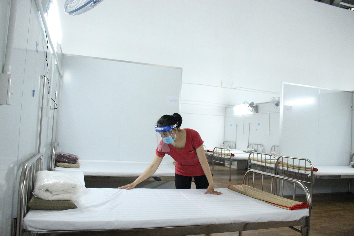 Điều dưỡng Nguyễn Thị Tuyết Hoa chuẩn bị sẵn sàng giường bệnh để nhận các ca COVID-19 đến điều trị.