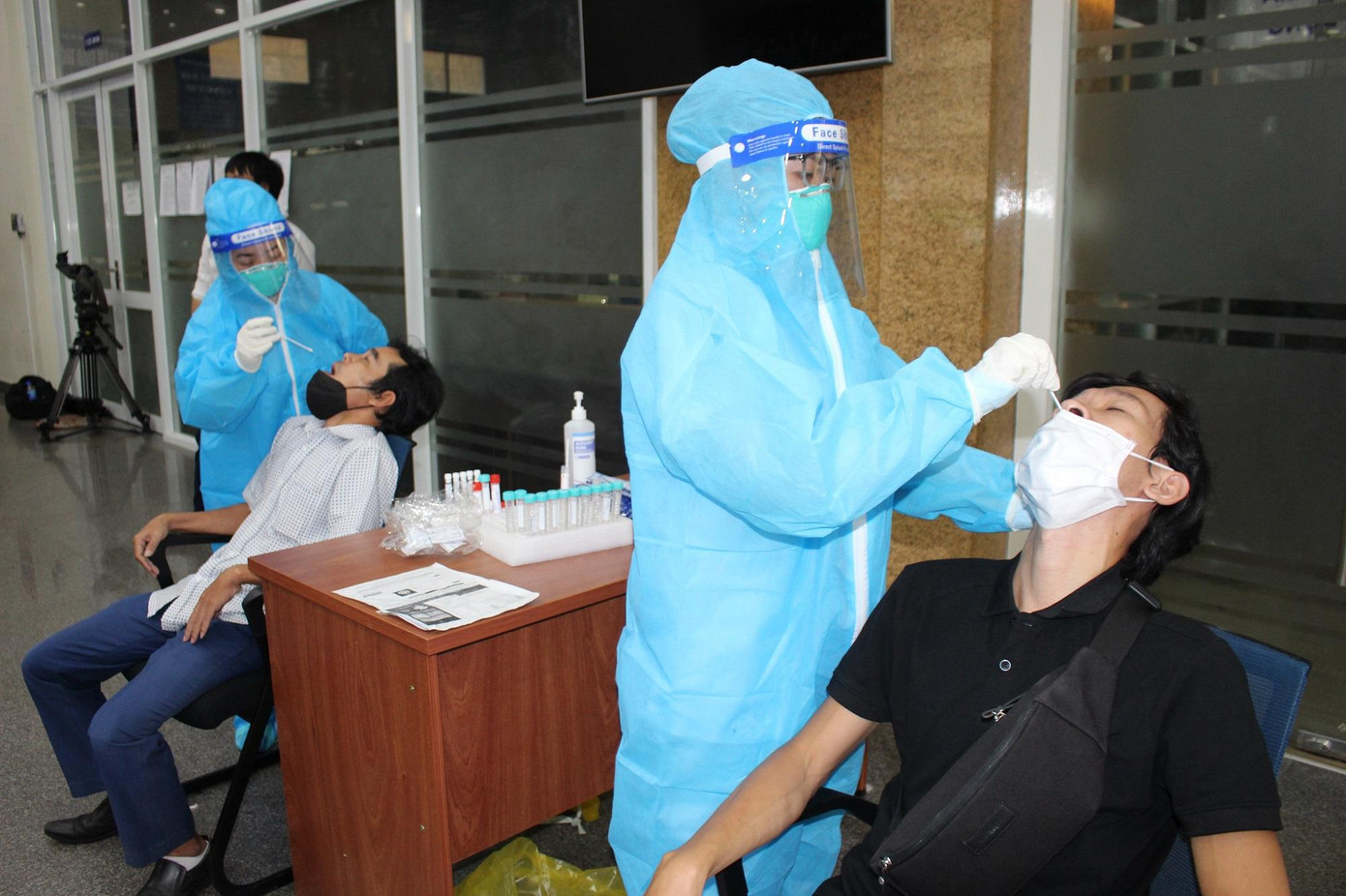 Chiến dịch xét nghiệm trên diện rộng tại TPHCM đã kéo theo sự gia tăng rất nhanh số ca mắc COVID-19 Chiến dịch xét nghiệm trên diện rộng tại TPHCM đã kéo theo sự gia tăng rất nhanh số ca mắc COVID-19