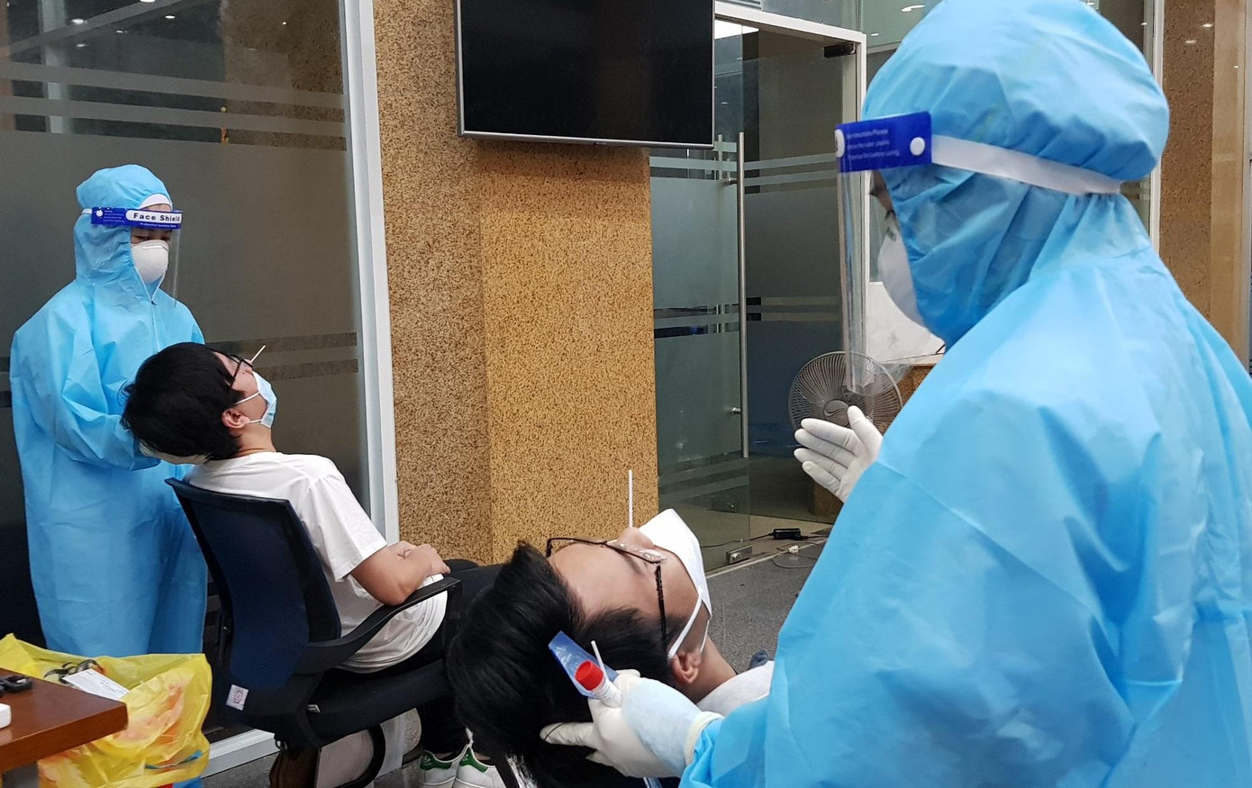 Phóng viên các báo đài được lấy mẫu xét nghiệm tại Trung tâm Báo chí TPHCM chiều 27/8. Phóng viên các báo đài được lấy mẫu xét nghiệm tại Trung tâm Báo chí TPHCM chiều 27/8.