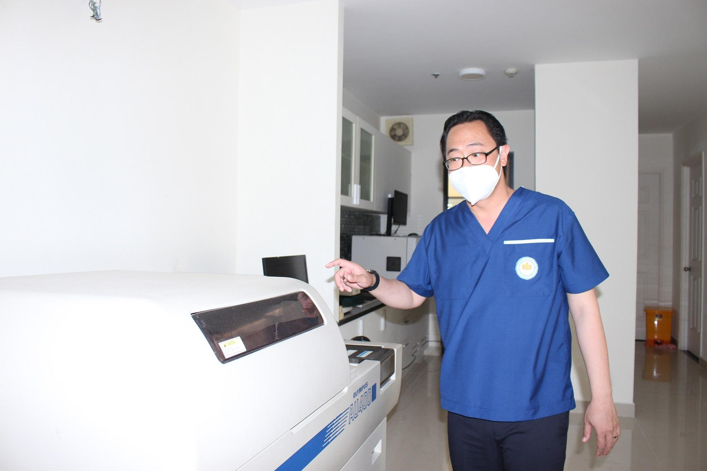 TS.BS Phan Minh Hoàng - Giám đốc Bệnh viện Dã chiến số 6 bên thiết bị xét nghiệm vừa xin được từ mạnh thường quân. TS.BS Phan Minh Hoàng - Giám đốc Bệnh viện Dã chiến số 6 bên thiết bị xét nghiệm vừa xin được từ mạnh thường quân.