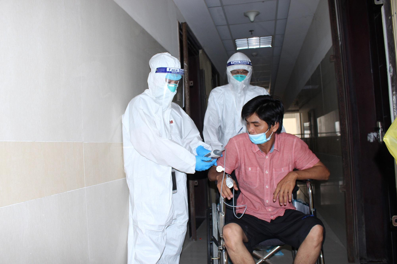 Một bệnh nhân đang được điều trị tại Bệnh viện dã chiến số 3- ảnh Vân Sơn Một bệnh nhân đang được điều trị tại Bệnh viện dã chiến số 3- ảnh Vân Sơn