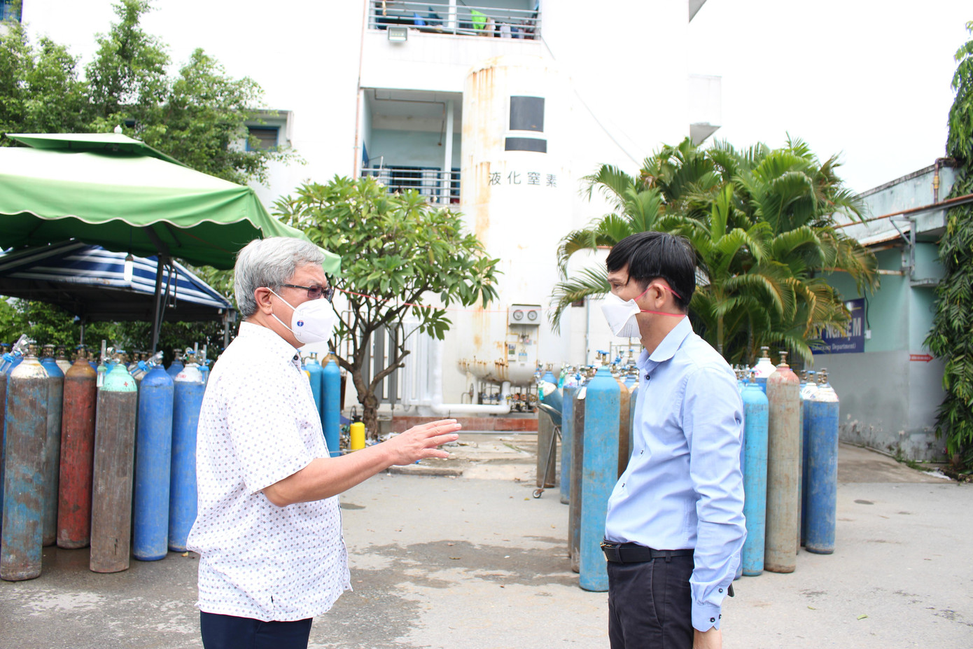 BS Quốc Quân chia sẻ những thông tin lạc quan trong cuộc chiến chống dịch với đại diện Báo Tiền Phong BS Quốc Quân chia sẻ những thông tin lạc quan trong cuộc chiến chống dịch với đại diện Báo Tiền Phong