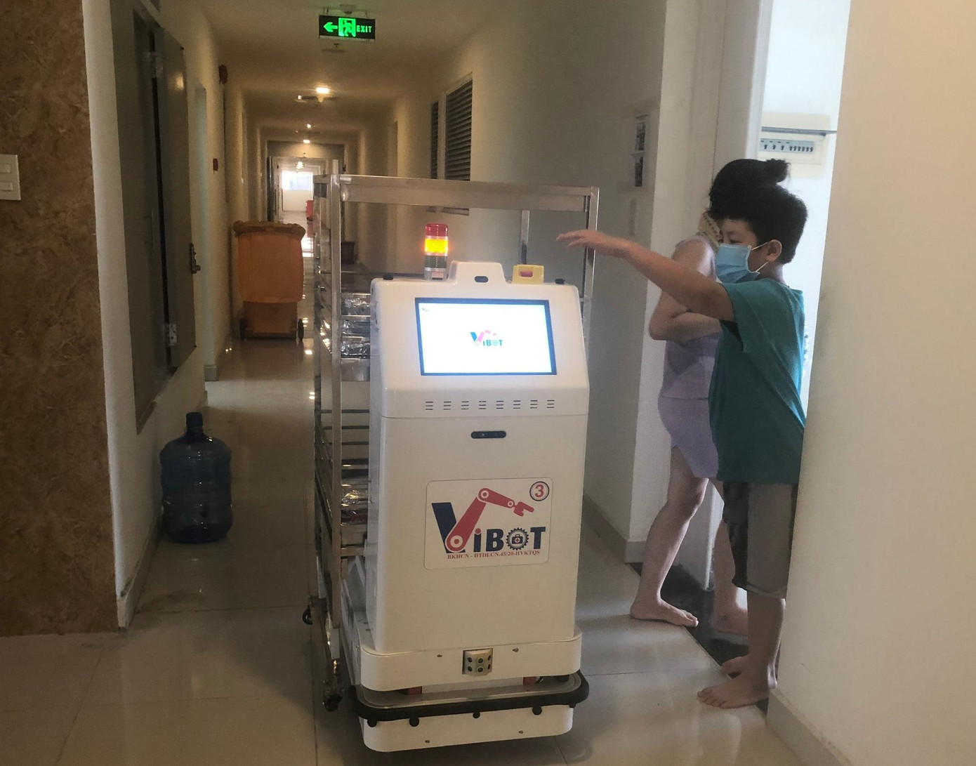 Robot sẽ hạn chế tối đa tiếp xúc, giảm thiểu lây nhiễm chéo trong quá trình điều trị. Robot sẽ hạn chế tối đa tiếp xúc, giảm thiểu lây nhiễm chéo trong quá trình điều trị.