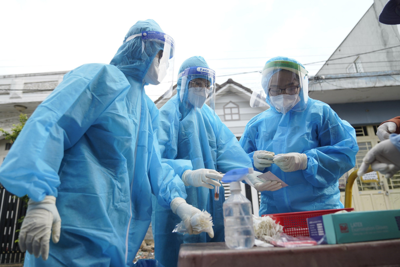 Ngành y tế đang tăng cường lấy mẫu tầm soát để nhanh chóng tách F0 ra khỏi cộng đồng. Ngành y tế đang tăng cường lấy mẫu tầm soát để nhanh chóng tách F0 ra khỏi cộng đồng.