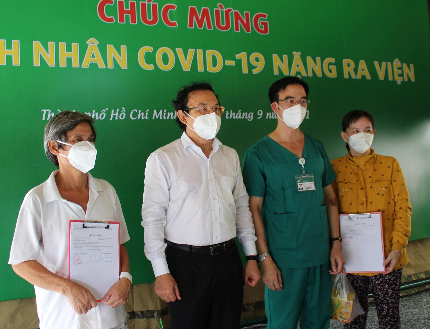 Bí thư Thành ủy TPHCM Nguyễn Văn Nên đến trao giấy xuất viện và chúc mừng các bệnh nhân.