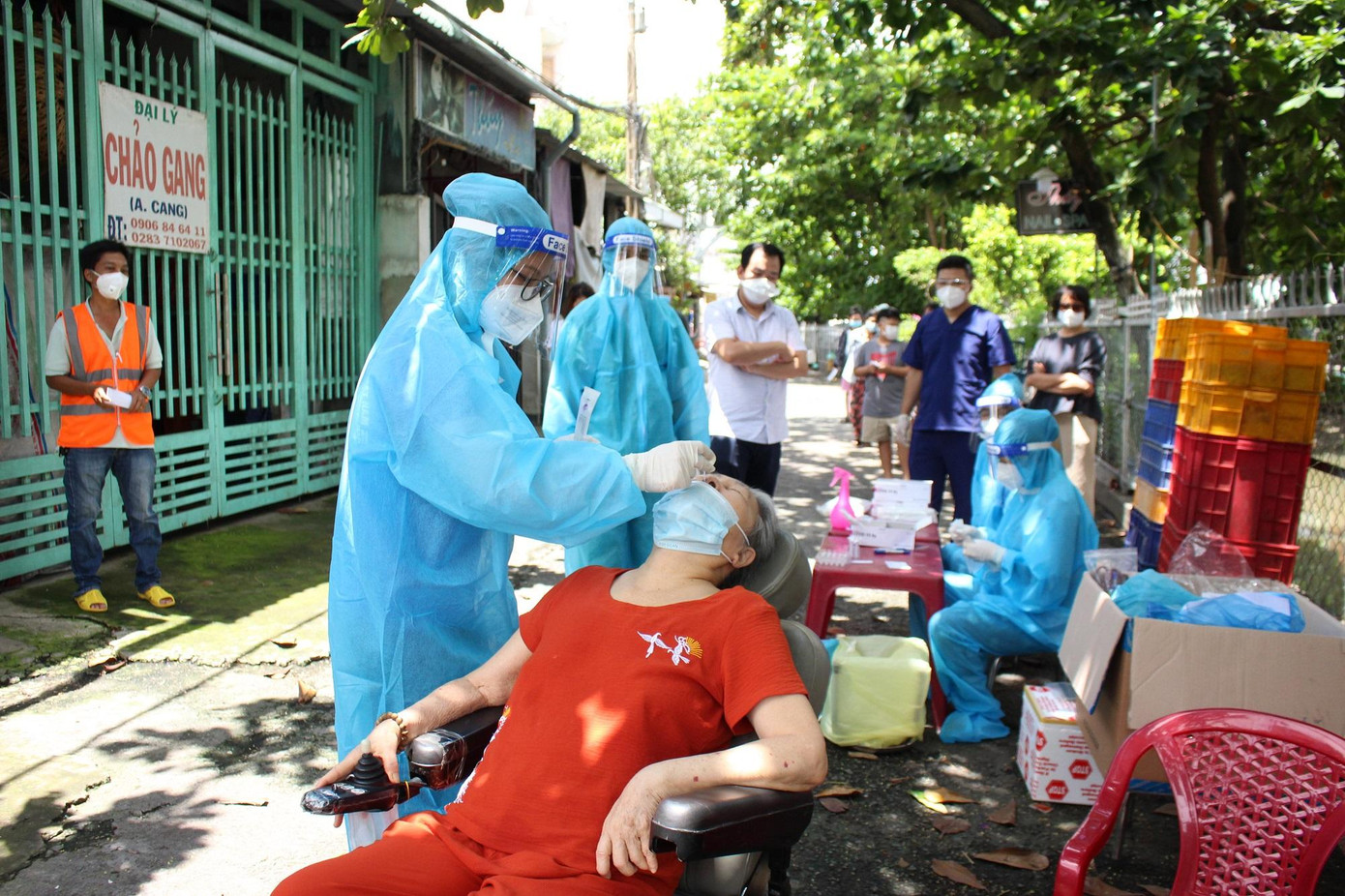 Số trường hợp mới phát hiện mắc COVID-19 mỗi ngày vẫn ở mức cao khoảng trên 3.000 ca