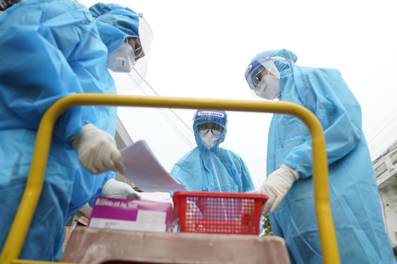 Nhân viên y tế đến tận nhà ở những khu vực thực hiện test nhanh để hướng dẫn cho người dân. Nhân viên y tế đến tận nhà ở những khu vực thực hiện test nhanh để hướng dẫn cho người dân.