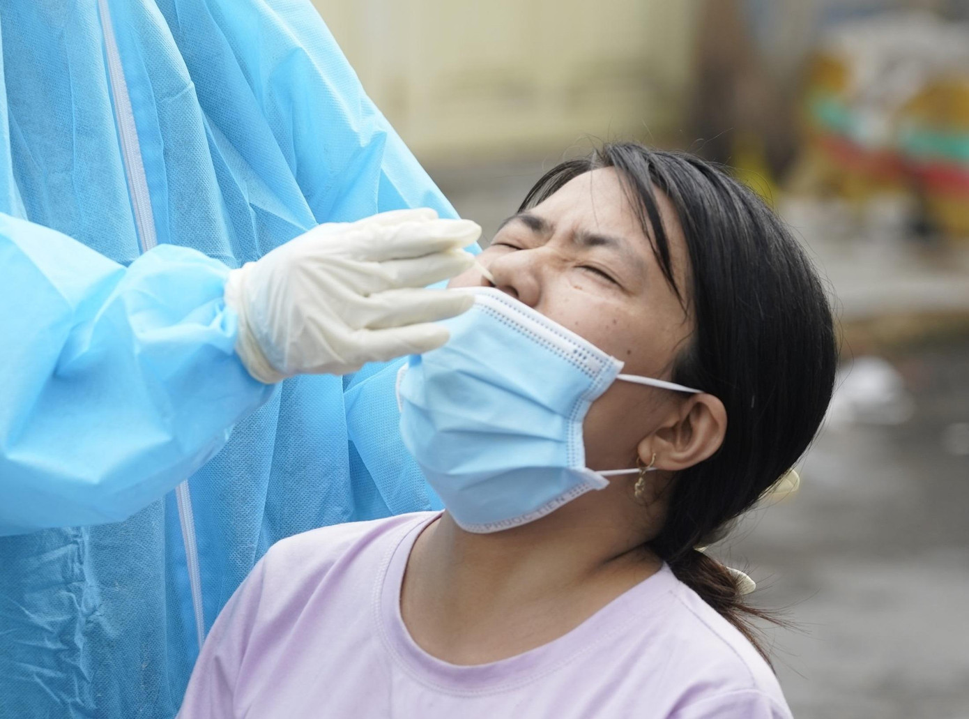 Không cần nhân viên y tế thực hiện, việc lấy mẫu sẽ chuyển sang cho từng hộ gia đình triển khai. Không cần nhân viên y tế thực hiện, việc lấy mẫu sẽ chuyển sang cho từng hộ gia đình triển khai.