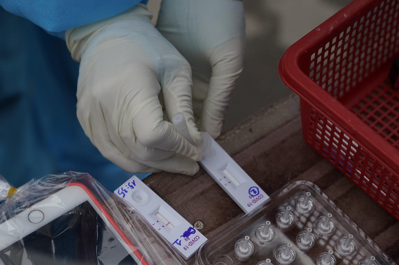 Các bước thực hiện test nhanh rất đơn giản, chỉ cần được hướng dẫn người dân có thể tự thực hiện. Các bước thực hiện test nhanh rất đơn giản, chỉ cần được hướng dẫn người dân có thể tự thực hiện.