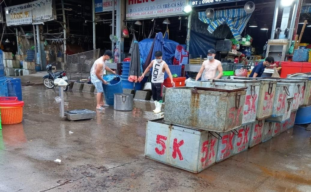 Tiểu thương chợ đầu mối Bình Điền hối hả trở lại với công việc sau khi thành phố cho phép hoạt động điểm trung chuyển hàng hóa