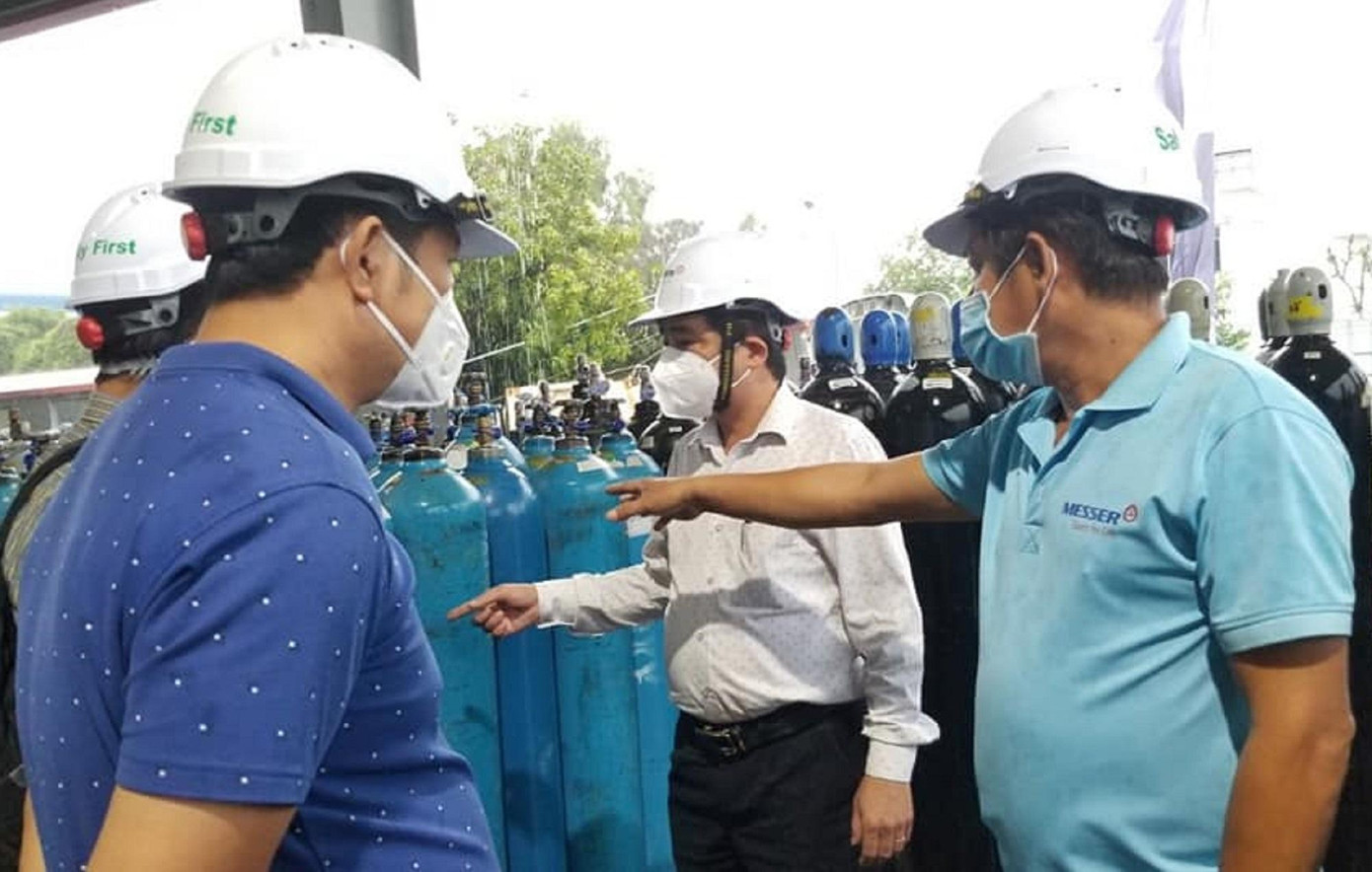 Bộ phận thường trực Bộ Y tế kiểm tra hoạt động sả xuất và cung ứng oxy y tế tại Bình Dương.