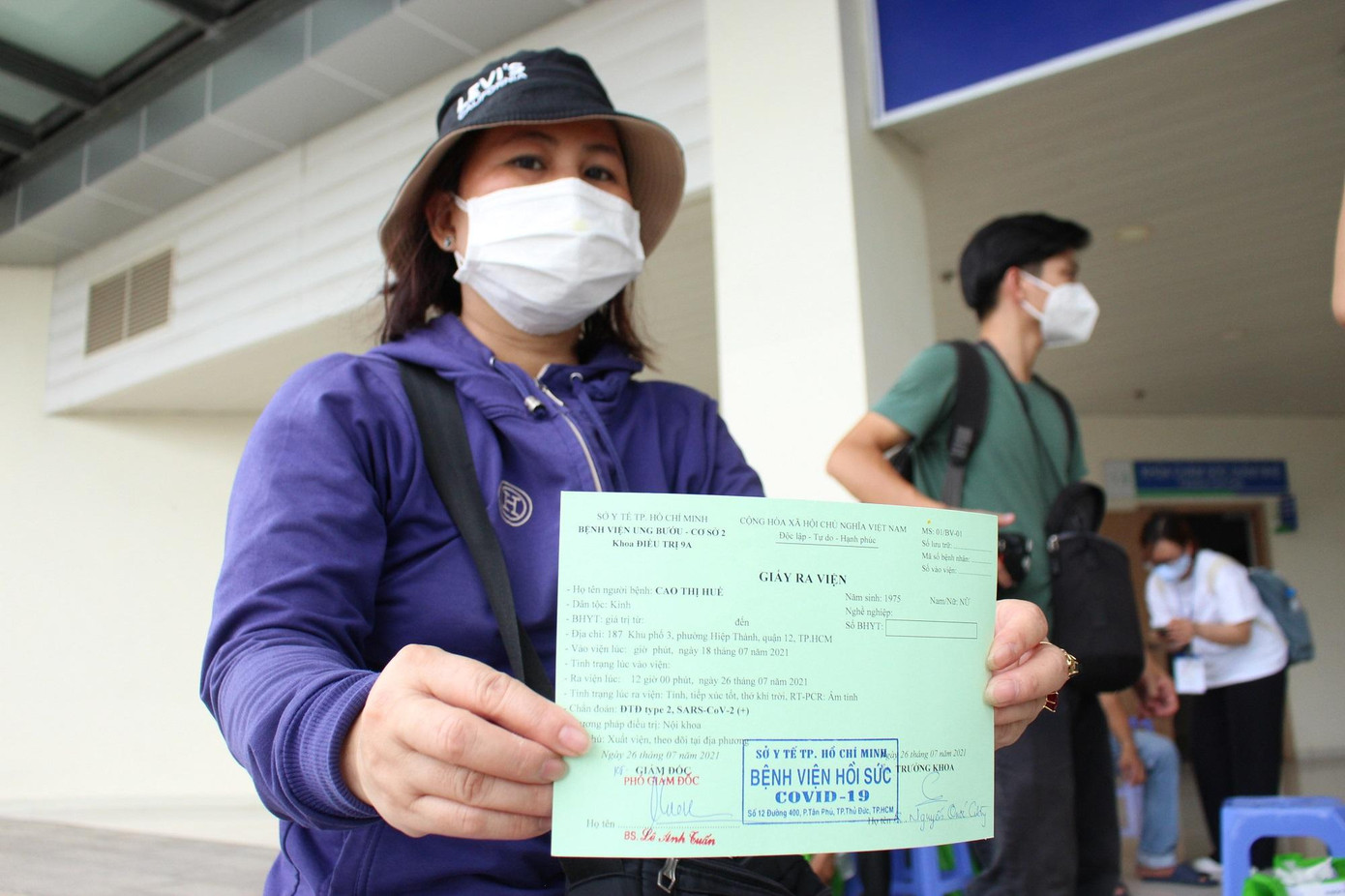 Các y bác sĩ đã cứu chữa, giúp nhiều bệnh nhân chiến thắng tử thần trở về cuộc sống bình thường. Các y bác sĩ đã cứu chữa, giúp nhiều bệnh nhân chiến thắng tử thần trở về cuộc sống bình thường.