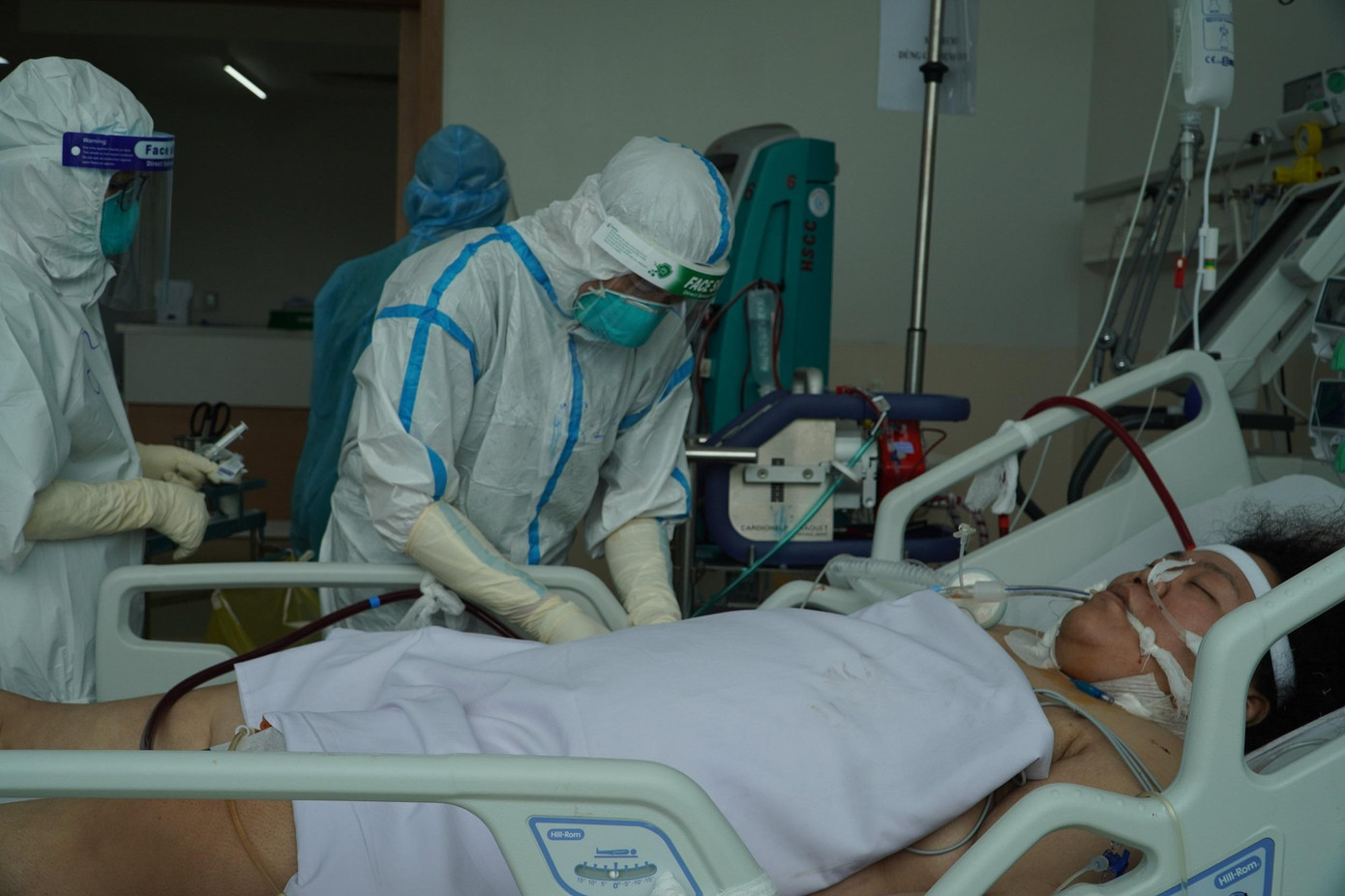 Một trường hợp thai phụ nguy kịch phải chạy ECMO, điều trị tích cực tại Bệnh viện Hồi sức COVID-19 Một trường hợp thai phụ nguy kịch phải chạy ECMO, điều trị tích cực tại Bệnh viện Hồi sức COVID-19